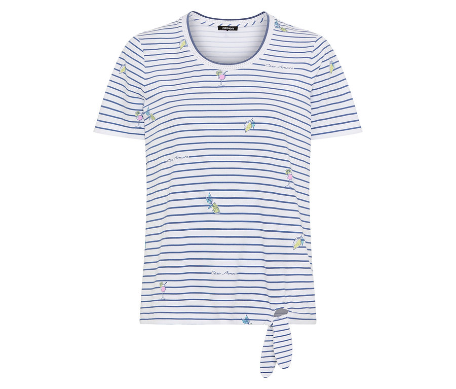 Ein weißes T-Shirt mit blauen Streifen und kleinen Zitronen- und Cocktailmotiven ist auf einem weißen Hintergrund zu sehen.