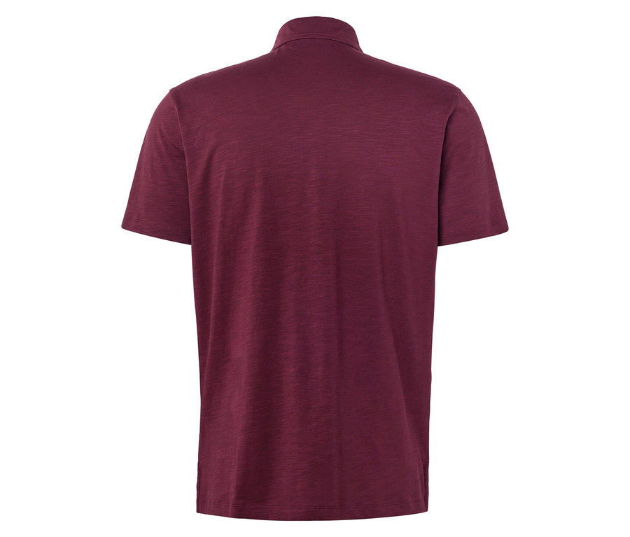 Rückansicht eines burgunderfarbenen Poloshirts mit kurzen Ärmeln und Knopfleiste.