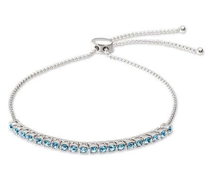 Silbernes Armband mit hellblauen Steinen und verstellbarem Verschluss.