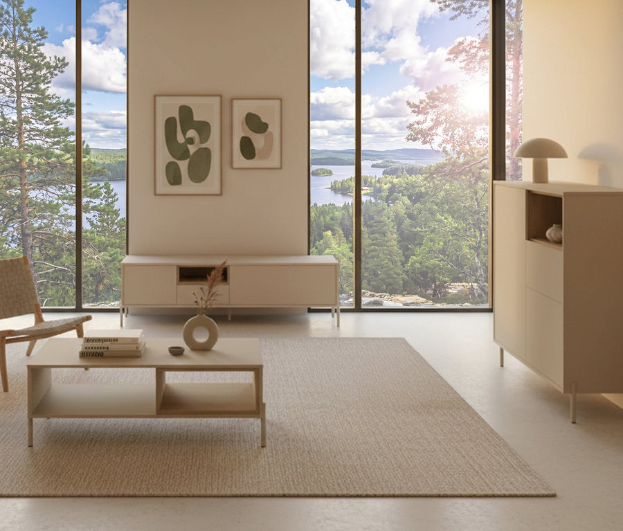 Wohnzimmer mit großem Fenster. Rechts steht ein »Hygge« Highboard in Cashmere-Weiß. Auf dem Tisch liegen Bücher und eine Vase.