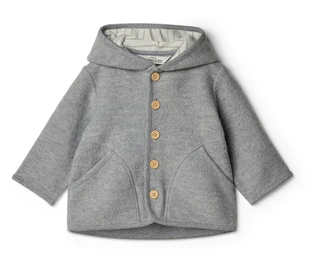 Graue Kinderjacke mit Kapuze, Knopfleiste und Taschen auf weißem Hintergrund.
