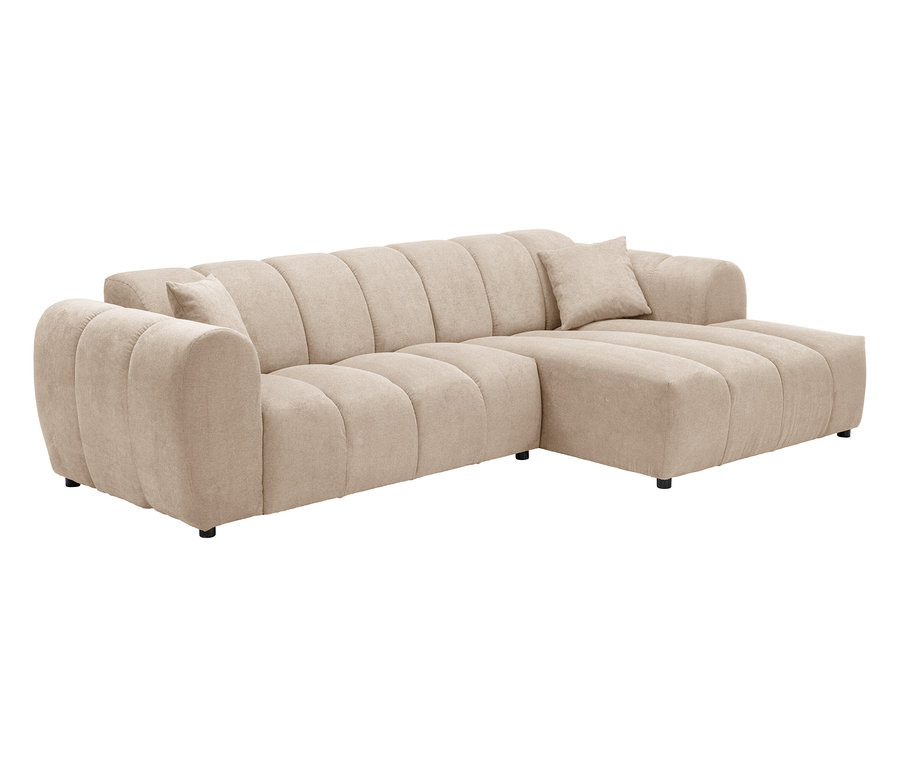 Beiges Cord-Ecksofa mit schwarzen Füßen und losen Kissen.