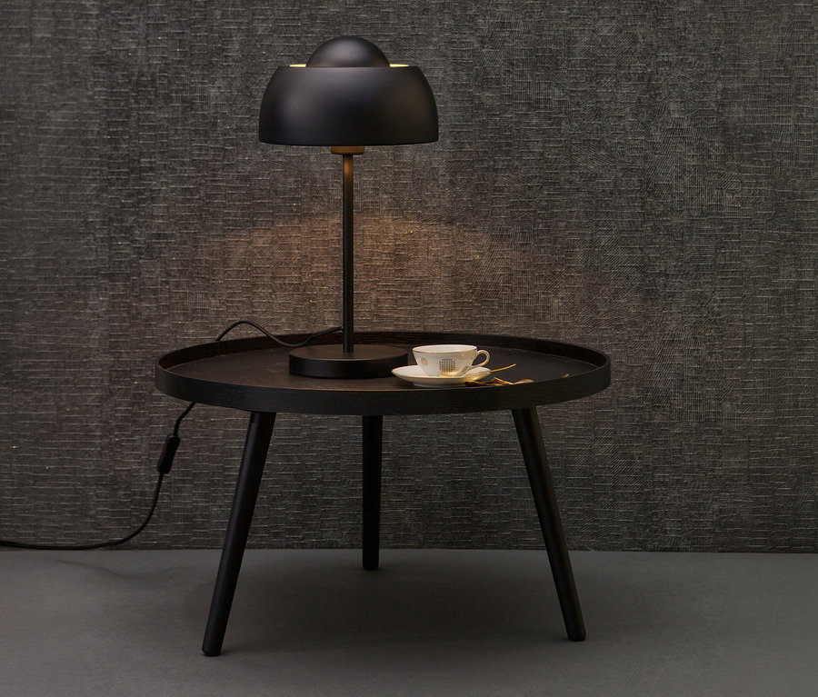 Eine schwarze Lampe und eine Tasse stehen auf dem schwarzen WOOOD Beistelltisch »Mesa XL« aus Holz.