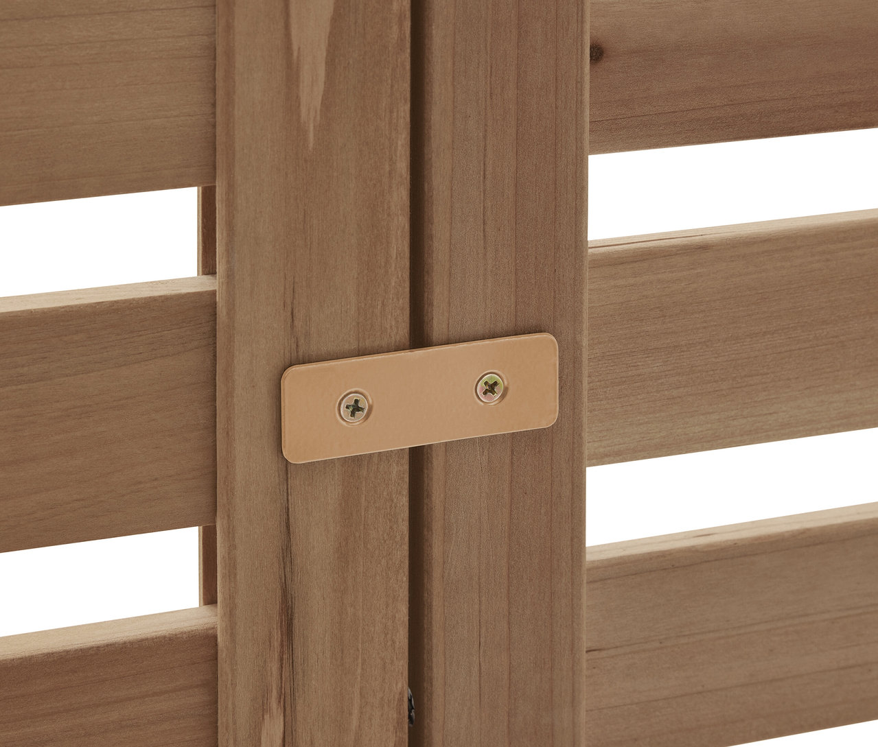 Nahaufnahme eines Holzrahmens, der mit einer Metallplatte und Schrauben befestigt ist.