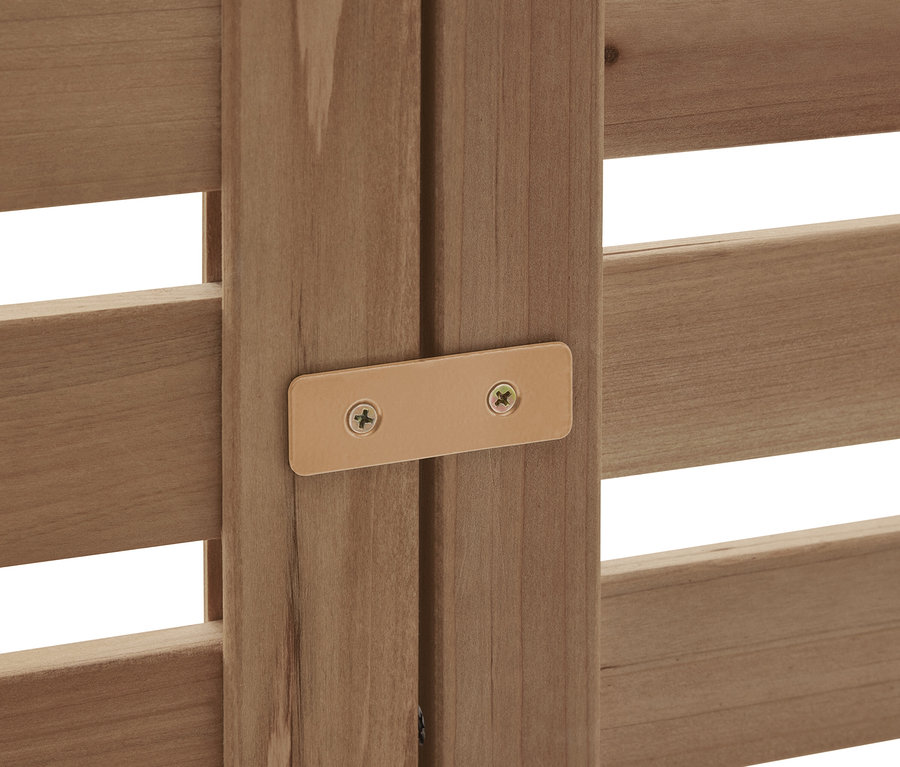 Nahaufnahme eines Holzrahmens, der mit einer Metallplatte und Schrauben befestigt ist.