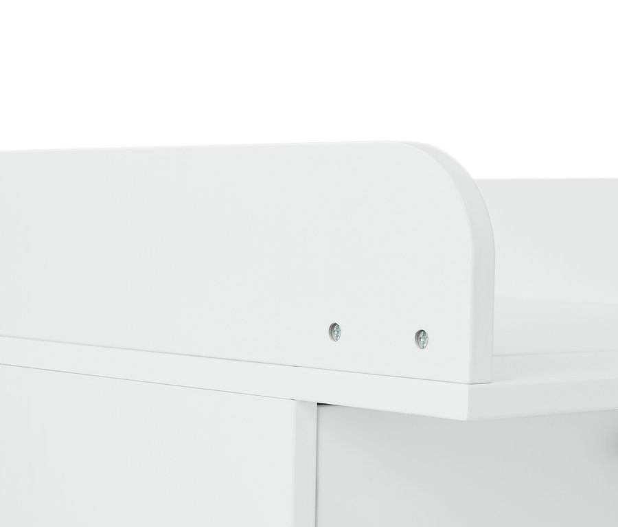 Detailansicht eines weißen Möbelstücks mit Schrauben.