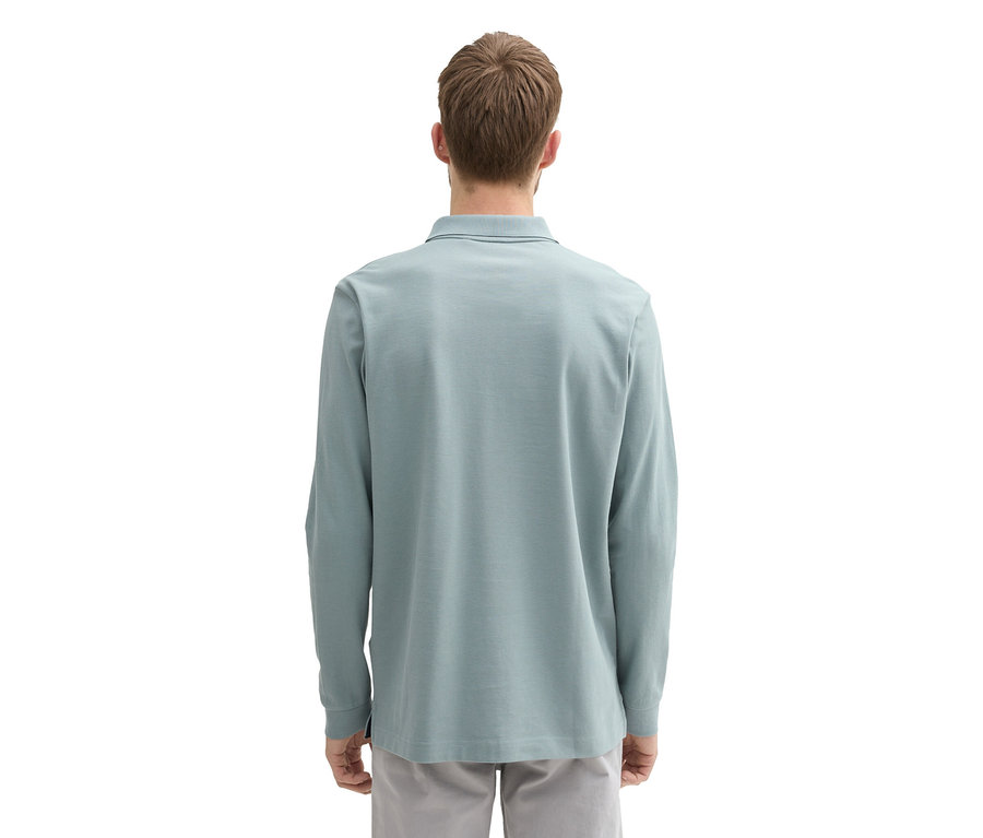 Mann von hinten mit Tom Tailor Longsleeve Piqué Poloshirt, Grey Mint und grauer Hose.