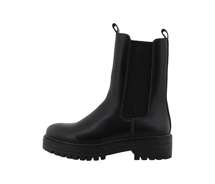 Schwarze Tom Tailor Stiefeletten mit klobiger Sohle und elastischem Einsatz, seitlich mit "TOM TAILOR" Schriftzug.