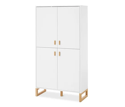 Weißer Badschrank mit 4 Türen, hellen Holzgriffen und Holzbeinen.