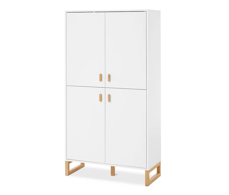 Weißer Badschrank mit 4 Türen, hellen Holzgriffen und Holzbeinen.