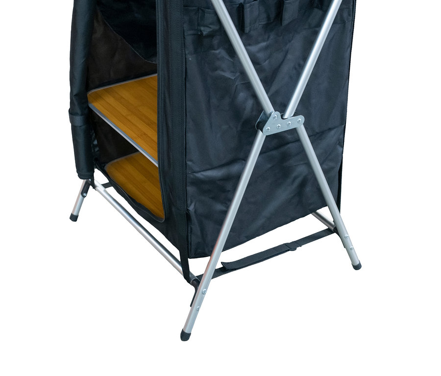 Unterer Teil eines schwarzen faltbaren Campingtisches mit Stauraum, mit silbernem Metallrahmen und zwei hellbraunen Holzablagen, auf weißem Hintergrund.