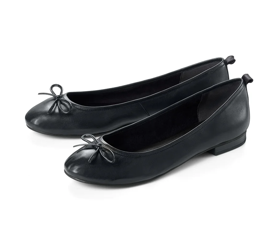 Zwei Leder-Ballerinas.