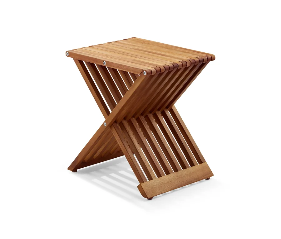 Ein Klapphocker aus Holz.