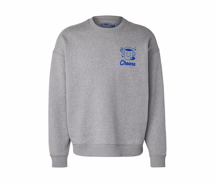 Graues Unisex Coffee Crew Sweatshirt mit blauem Aufdruck einer Kaffeetasse und dem Wort Cheers.