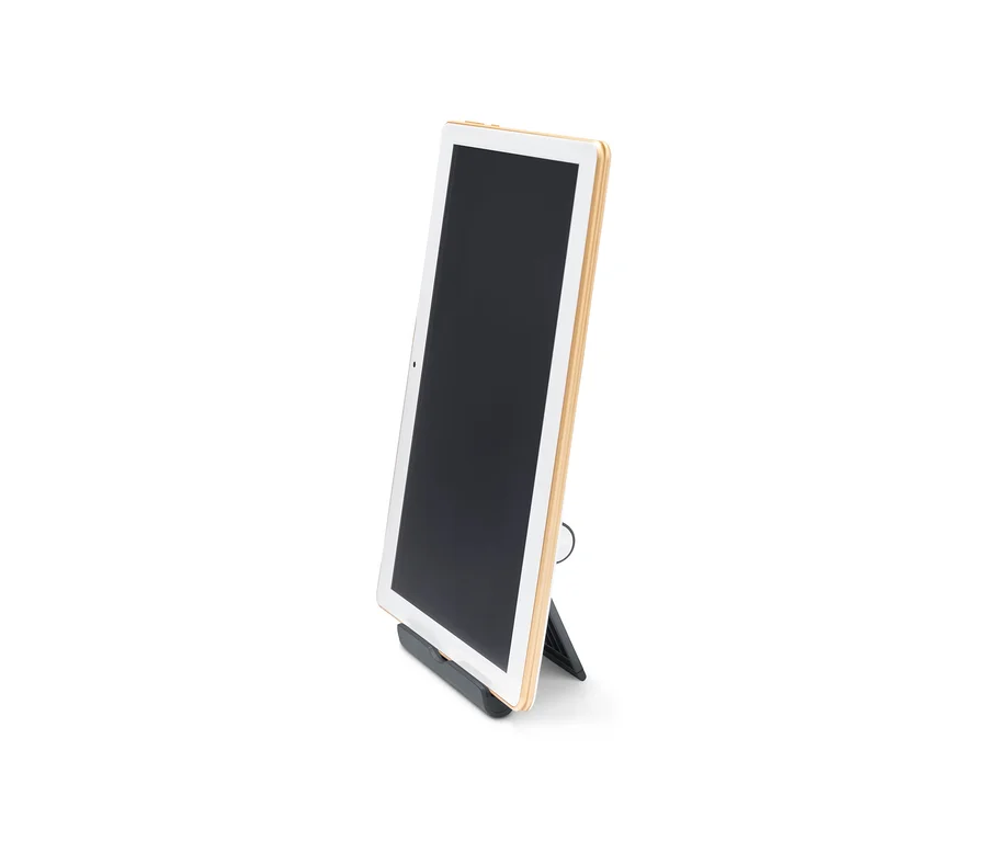 Tablet steht in einem schwarzen Smartphone- und Tablet-Ständer.