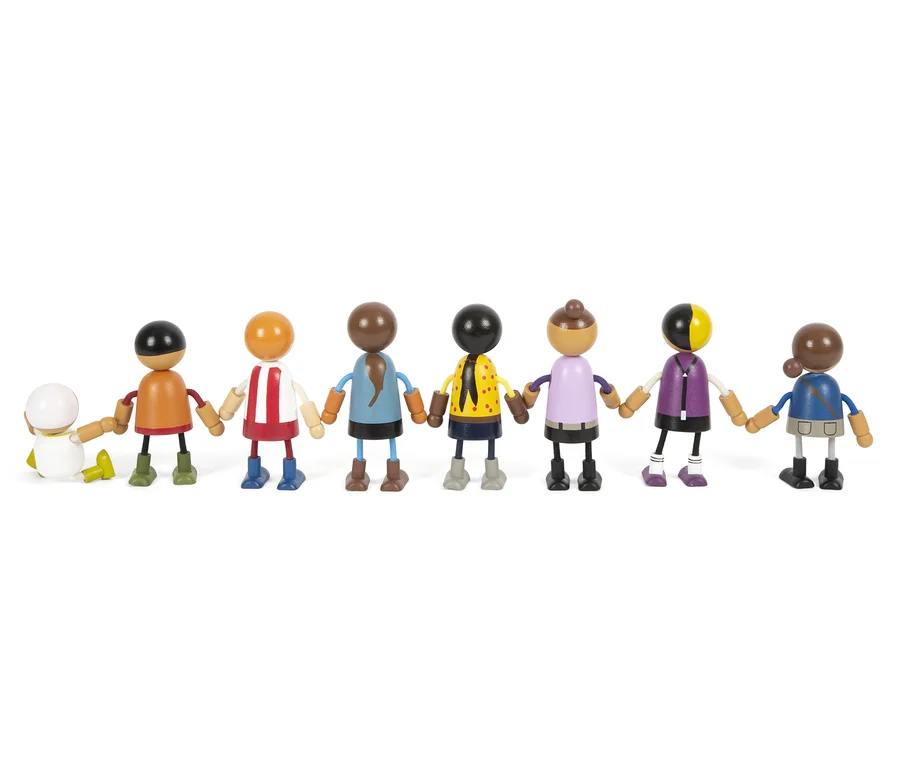 Eine Reihe von hölzernen Biegepuppen small foot Biegepuppen-Familie mit Baby halten sich an den Händen.