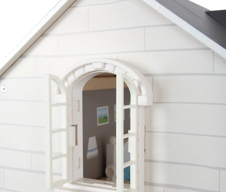Detailansicht eines weißen Small Foot Puppenhaus Stadtvilla mit geöffnetem Fenster.