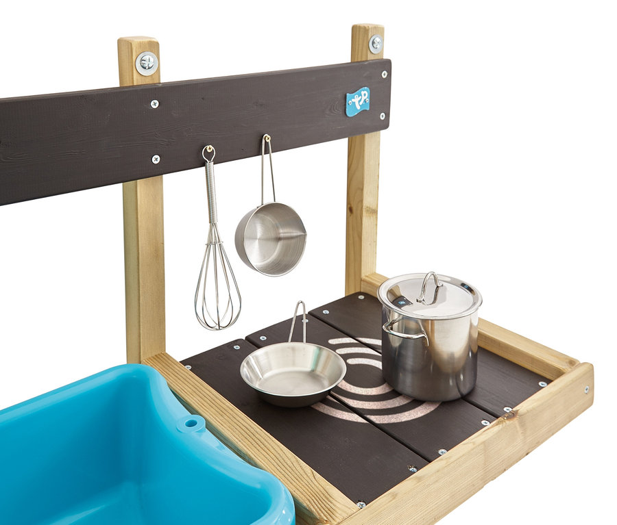 Detailaufnahme einer Anbau-Holz-Kinderspielküche »Deluxe« mit blauem Waschbecken und Kochutensilien.