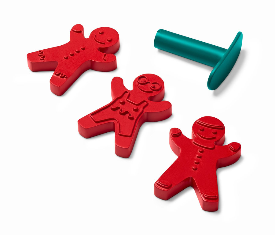 Keksstempel-Set: Drei rote Lebkuchenmann-Ausstecher und ein grüner Griff.