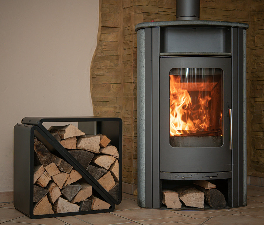 Ein Kamin mit Flammen und daneben ein ca. 57 cm großes Kaminholzregal.