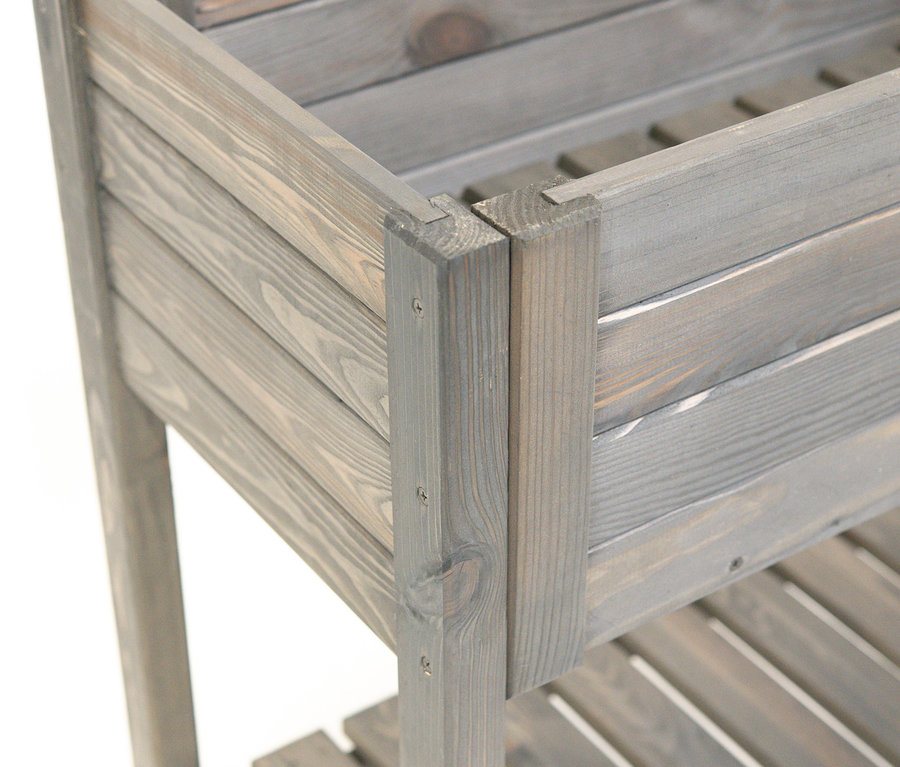 Detail einer Ecke des Hochbeets ca. 79 x 79 x 39 cm aus grauem Holz.