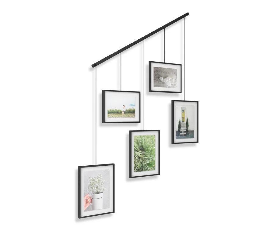 Schwarzer Umbra-Bilderrahmen »Exibit Foto Collage« mit fünf Fotos hängt an der Wand.