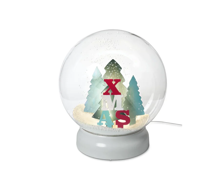 Eine LED-Outdoor-Schneekugel mit der Aufschrift XMAS und Bäumen im Inneren.