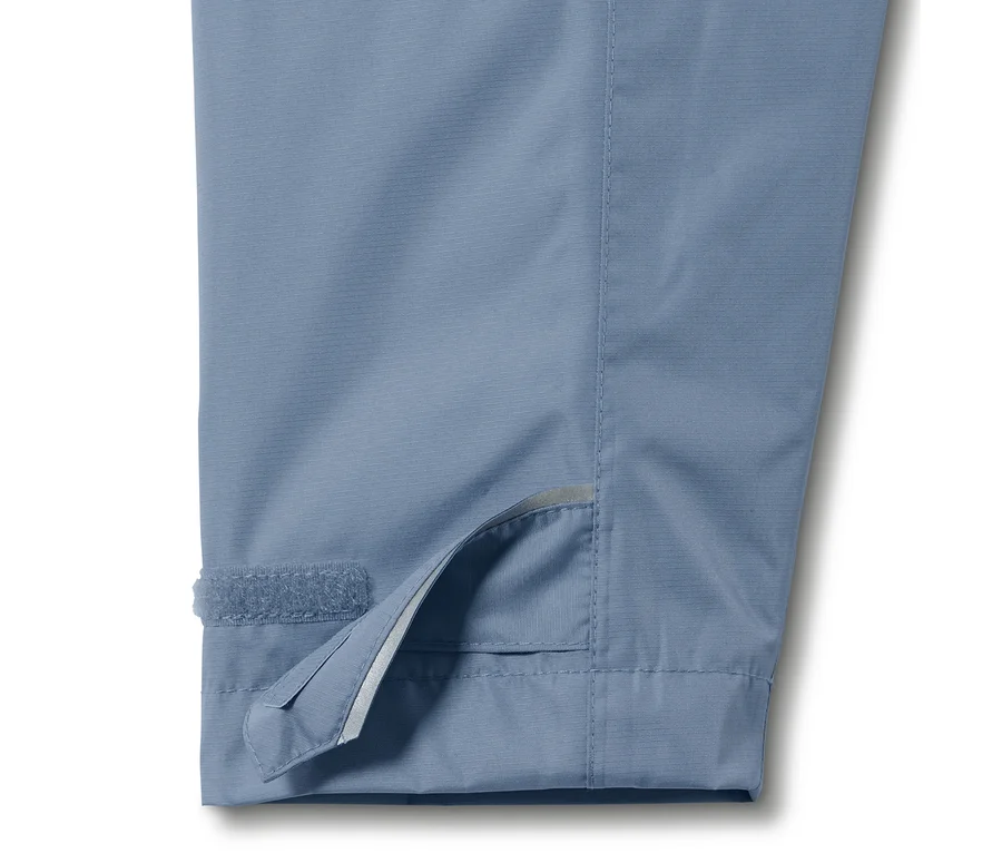 Detailaufnahme einer blauen Unisex-Regenjacke, Fokus auf dem Klettverschluss am Ärmel.