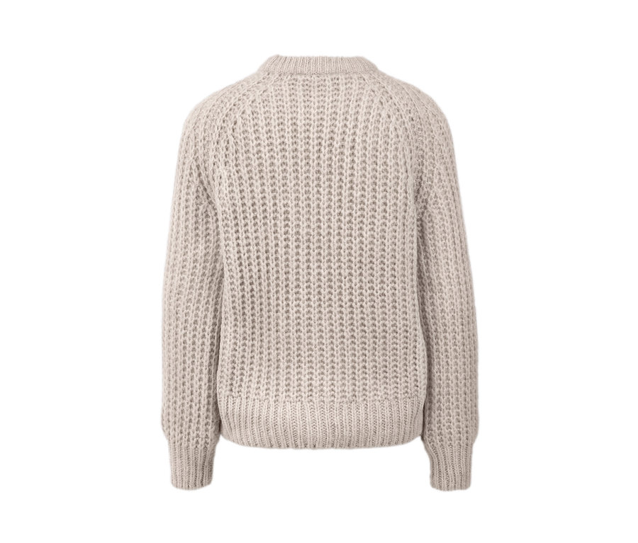 Detailansicht der Rückseite eines cremefarben melierten Grobstrick-Pullovers mit Wolle.