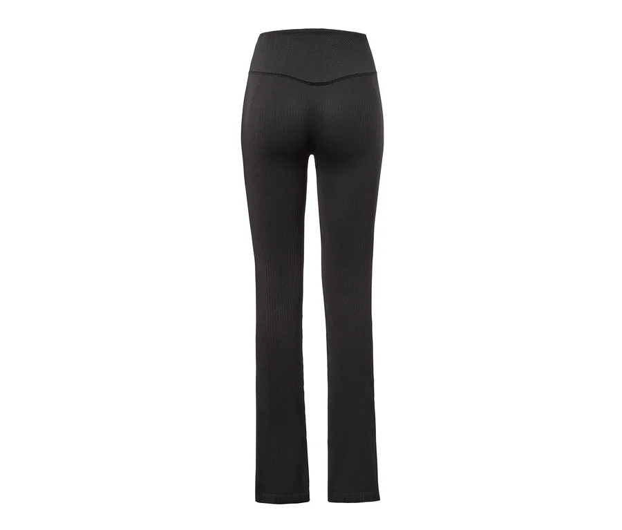 Detailansicht von hinten auf eine schwarze, nahtlose Flared-Sporthose mit Schlitz.