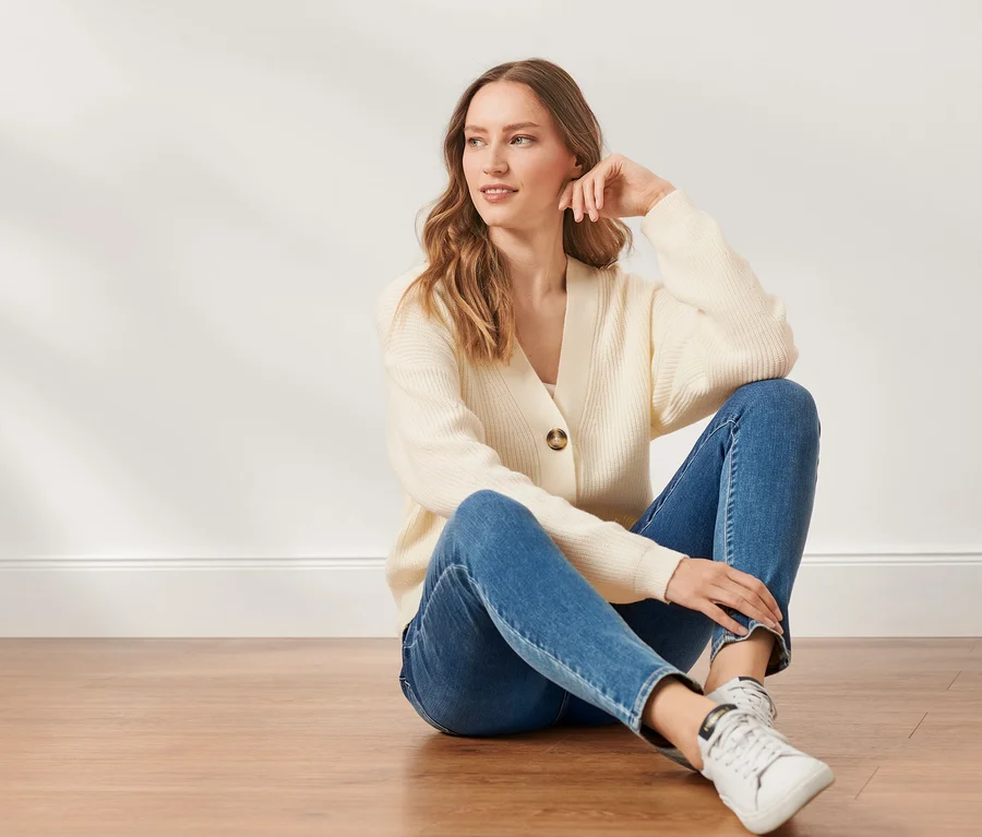 Frau sitzt am Boden und trägt eine Skinny-Denim »Fit Hanna«.