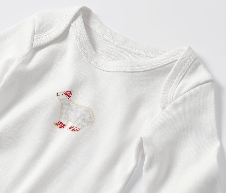 Detailansicht eines Kinder-Langarmbodys mit einem Bärenmotiv mit roter Mütze und Socken.