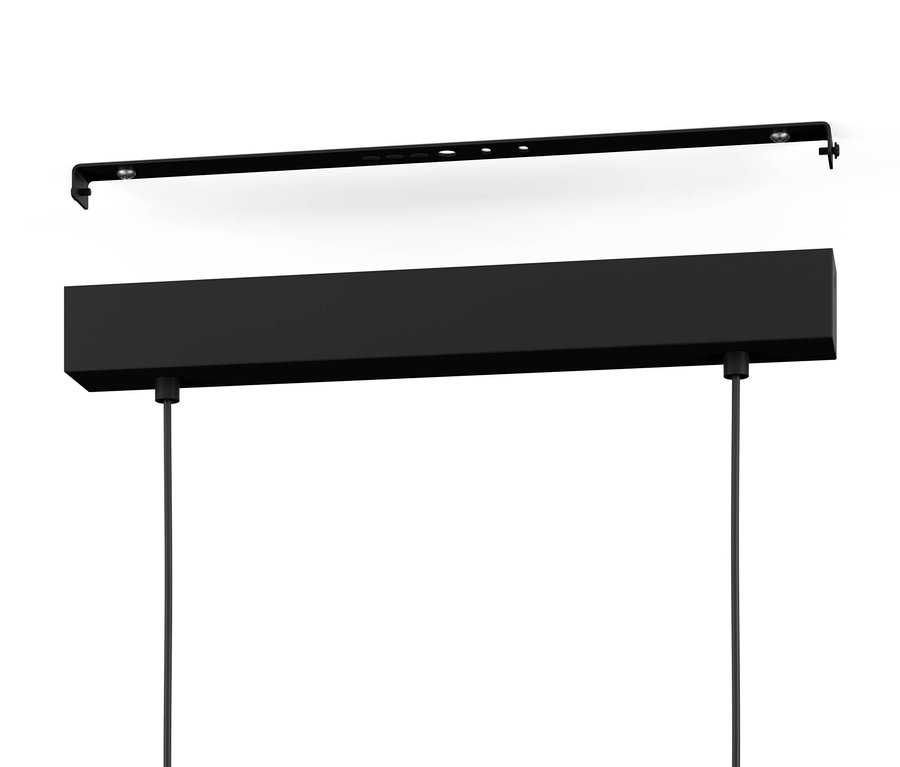 Schwarze Deckenhalterung für eine Lampe.