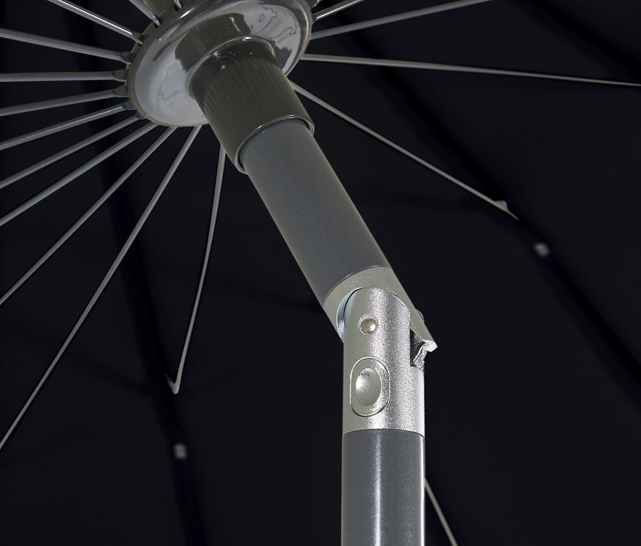 Detailansicht der Unterseite eines schwarzen Leco Aluminium-Sonnenschirms »Shanghai«, Ø ca. 270 cm.