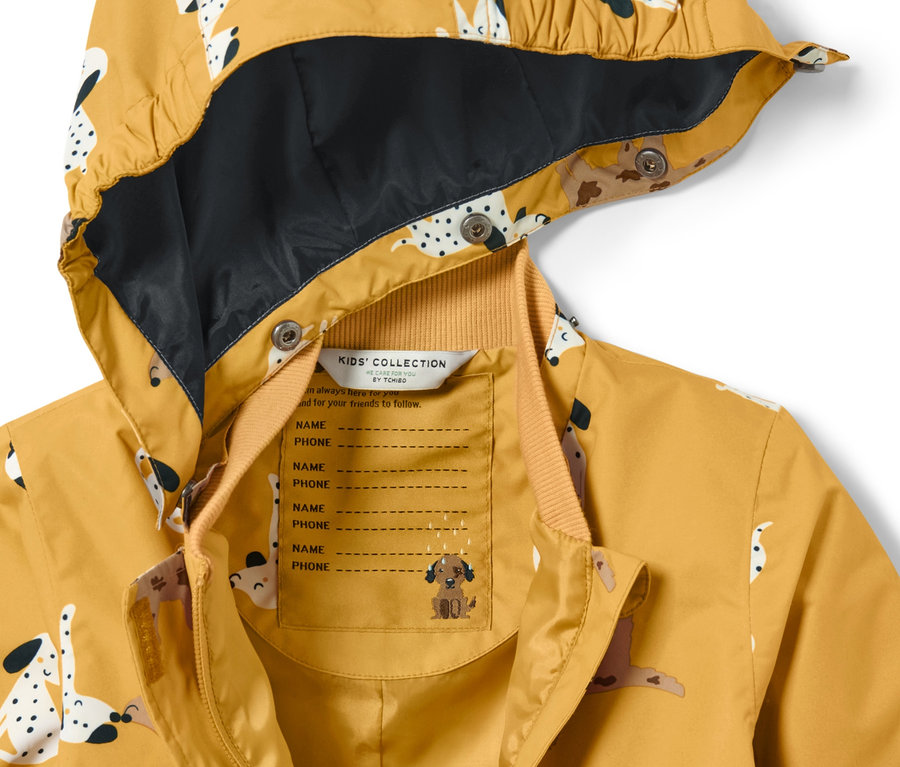 Gelber Regen-Einteiler mit Hunde-Print.