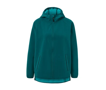 Eine grüne Softshelljacke mit Kapuze und Reißverschluss in der Mitte.