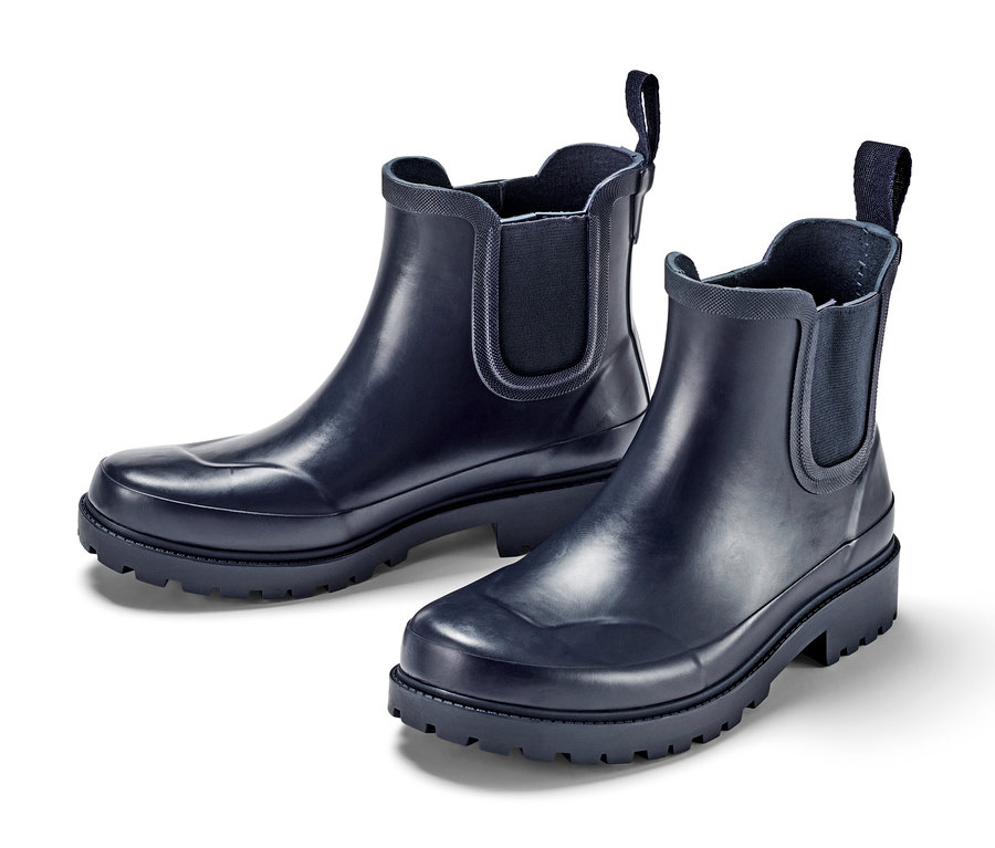 Zwei Regenstiefeletten auf weißem Hintergrund.