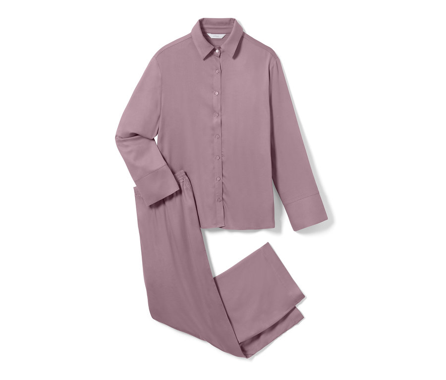 Ein lilafarbener Pyjama mit langen Ärmeln und Hosen.