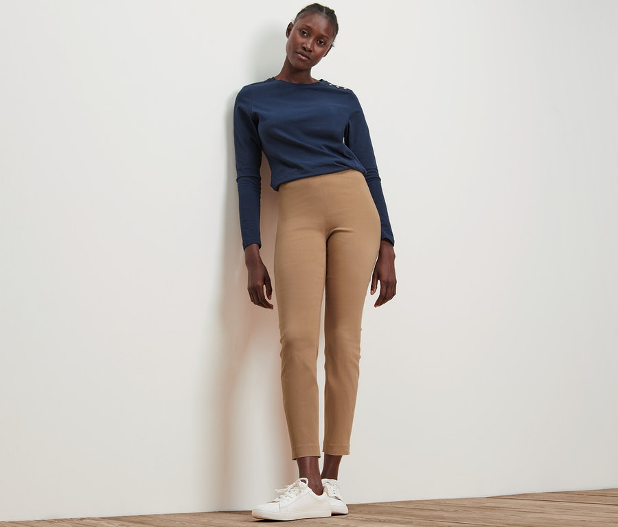 Frau posiert in Stretchhose.