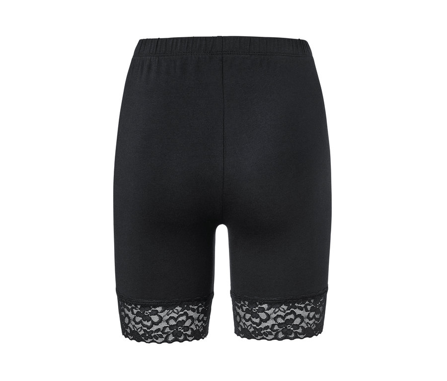 Schwarze Radlershorts mit Spitzenborte.