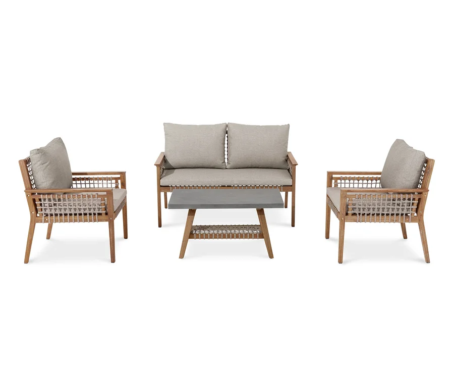 Lounge-Set mit Textilgeflecht mit zwei Sesseln und einem Sofa um einen grauen Tisch.