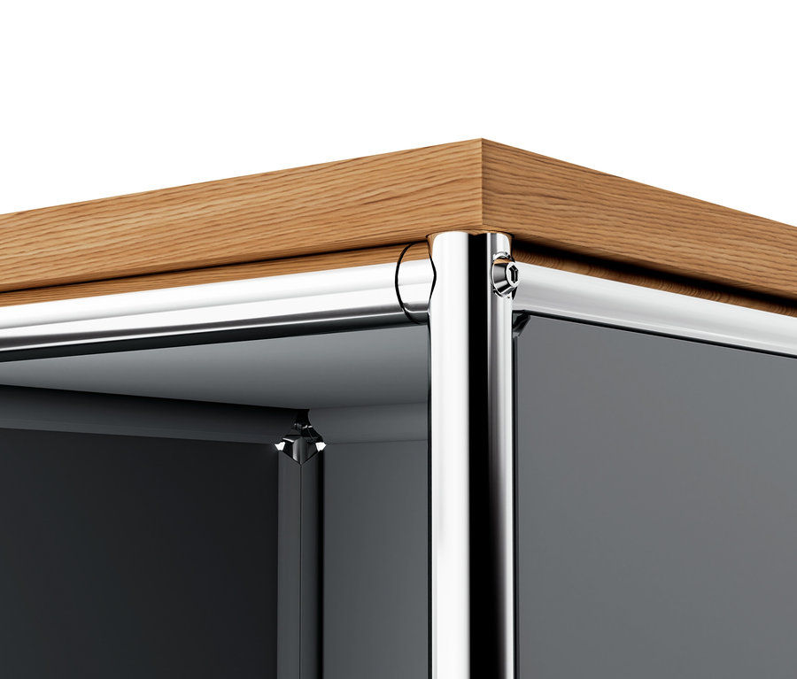 Detail einer schmalen Kommode Metall »CN3« mit Holzplatte und 2 Klappenfächern, grau.