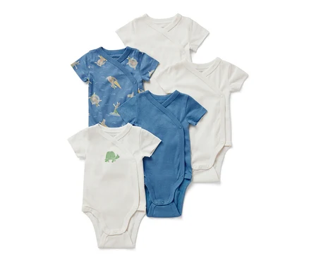 Fünf Baby-Kurzarmbodys in Weiß, Blau und mit Schildkröten- und Känguru-Print.