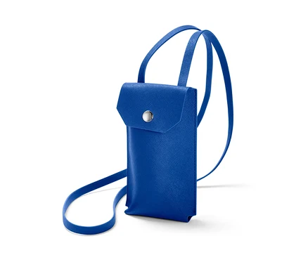 Eine blaue Mini-Tasche mit Schultergurt auf weißem Hintergrund.