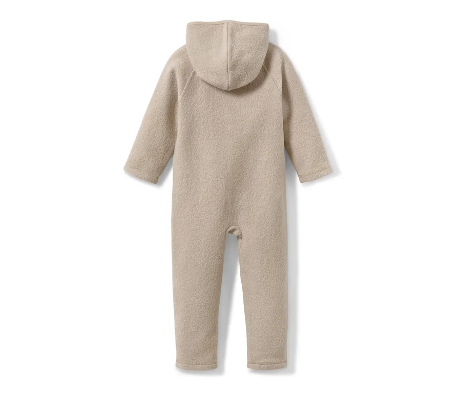 Detailansicht eines Baby-Merino-Walkoveralls.