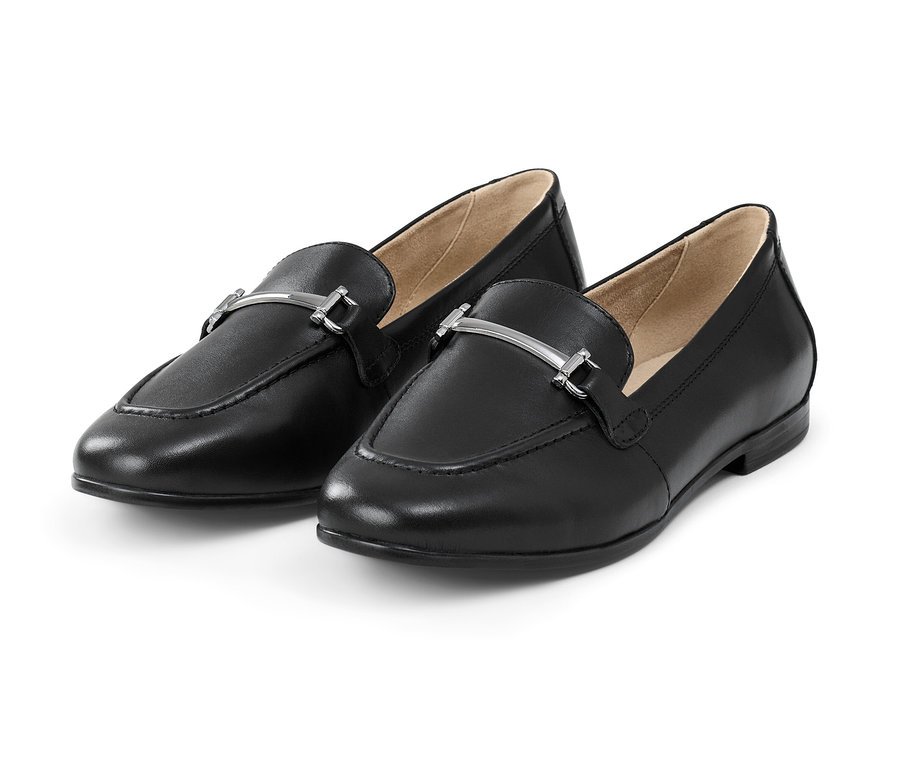 Schwarze Leder-Loafer.