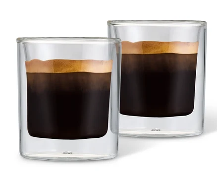 Zwei Espresso Gläser gefüllt mit Kaffee.