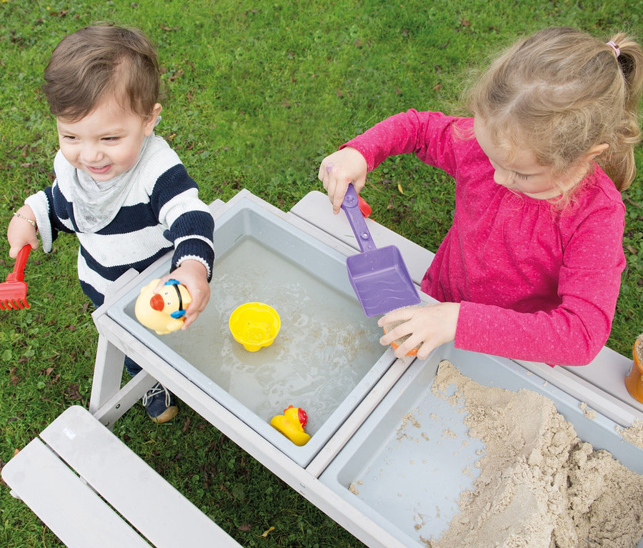 Kinder spielen mit Sand und Wasser an einem grauen roba Kinder-Outdoor-Sitzgruppe »Picknick for 4« mit Spielwannen.