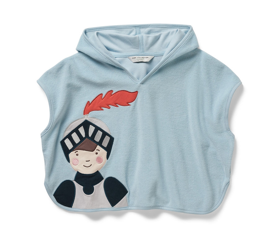 Hellblauer Frottierponcho mit Kapuze. Auf dem Poncho ist ein Ritter aufgenäht.