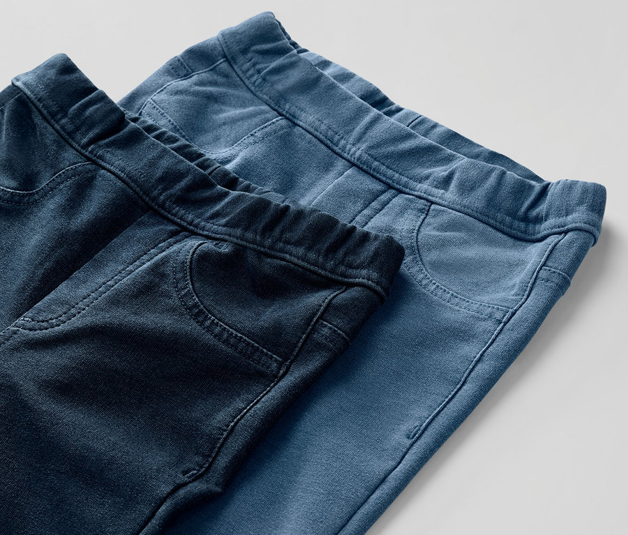 Detailansicht von zwei Kinder-Jeggings ‒ Fit »Mia« in Blau und Dunkelblau.